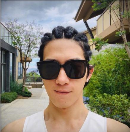 井柏然抽烟被拍登顶热搜叼烟姿势文艺范儿十足好评如潮