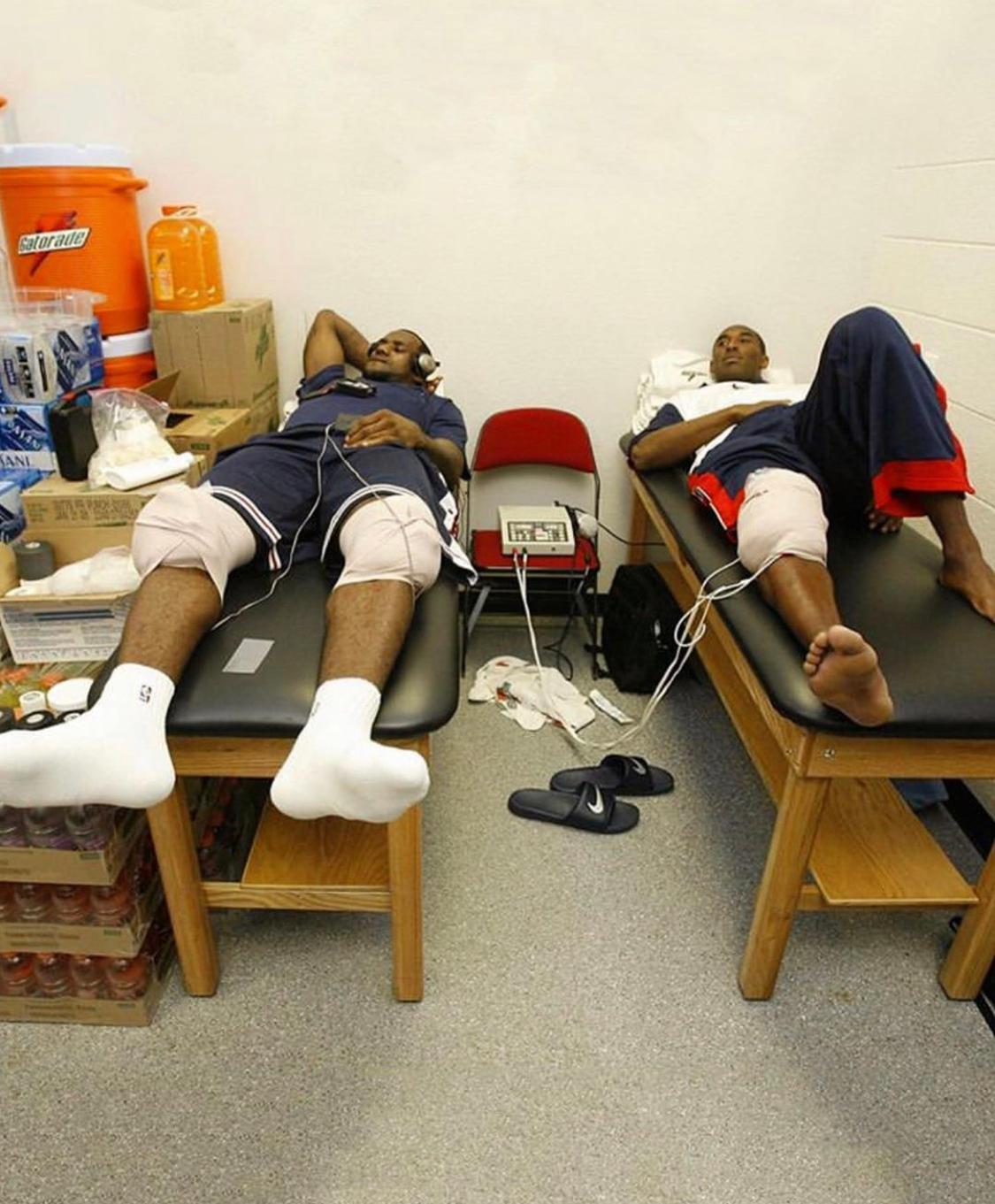 2008年詹姆斯和科比一起做理疗,真恍如隔世