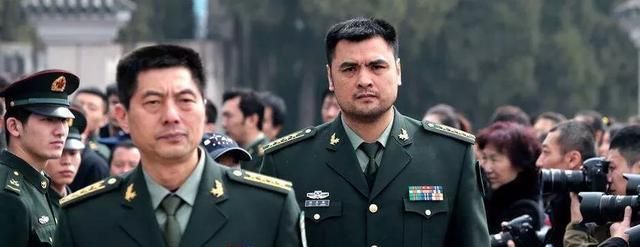 王治郅,刘玉栋军装帅气亮相,他们两个谁的级别更高呢?