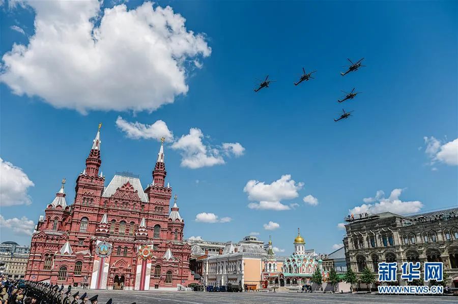 ▲6月24日，直升机梯队飞过俄罗斯莫斯科红场上空。新华社发（叶甫盖尼·西尼岑 摄）