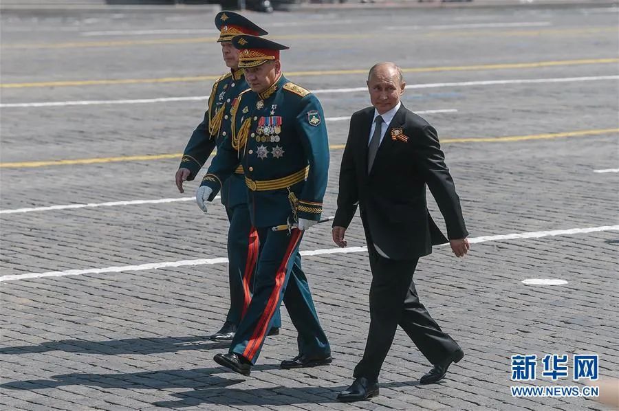 ▲6月24日，俄罗斯总统普京（前右）在莫斯科红场走过受阅部队。新华社发（叶甫盖尼·西尼岑 摄）