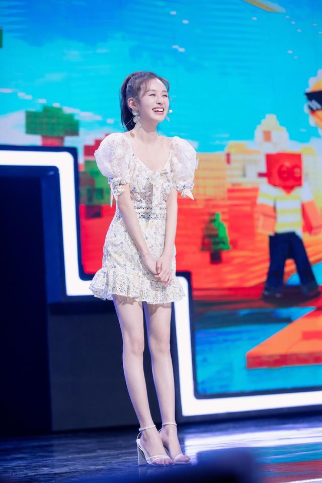 气质,郑合惠子出席活动,上身穿了件紫色针织衫,装扮出新颖的视觉感受