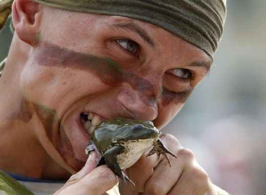 男子常年喝生水吃生青蛙,头痛去医院检查后取出来的东西让他崩溃