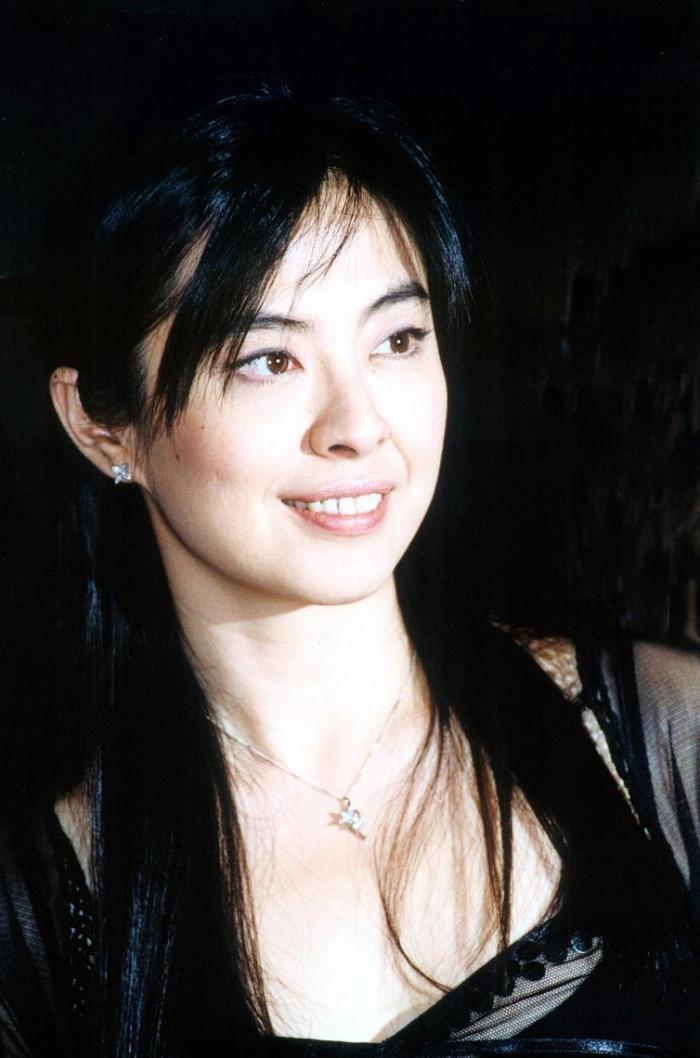 一代女神王祖贤端午假期晒素颜今朝,当初惊艳了岁月,如今仍旧美