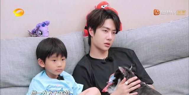 网传巴菲特是王一博亲狗,走后门出境,卷卷是影帝吗?