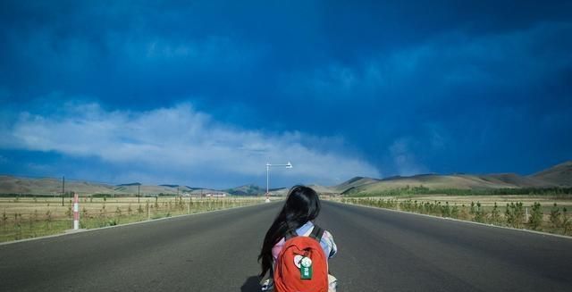 7岁女儿深夜去老师家,妈妈担心紧跟随,不料女儿做了件特别的事