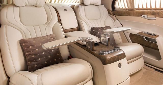 别只知道"瓦滋猎人",看看这款红场阅兵车