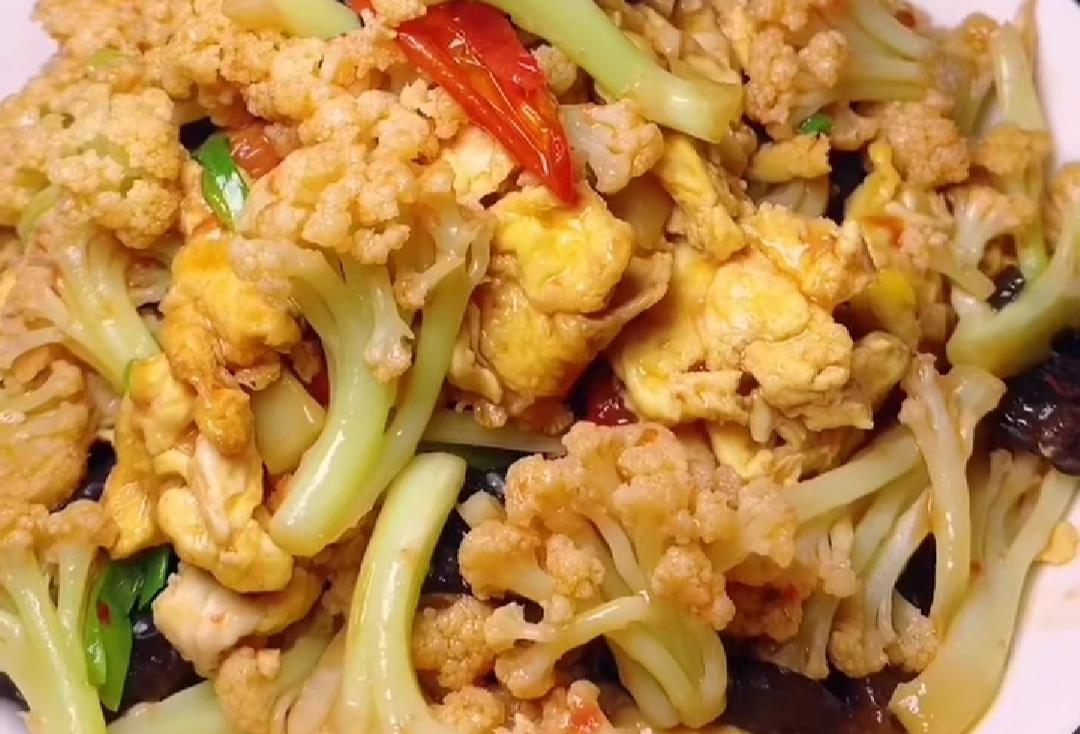 1颗花菜,3个鸡蛋,大厨教大家做一道花菜炒鸡蛋,特别的下米饭