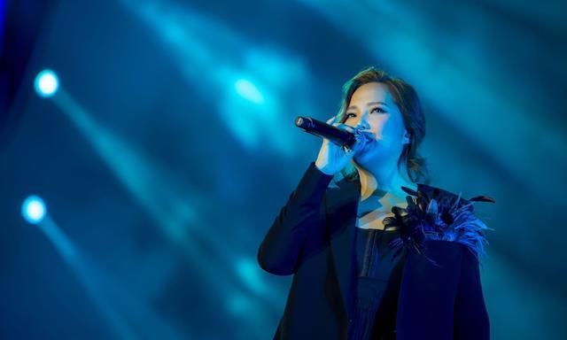 在乐坛她并不出名但这首歌却是例外,当年香港一高官都曾公开赞扬