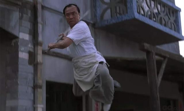 就是阿鬼(董志华)双手舞棍抵挡琴音功,这个是真实表演,是真功夫