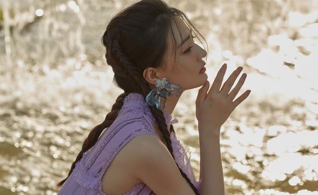看了徐璐才知道什么叫少女感,紫色轻纱裙配双麻花辫,娇俏迷人