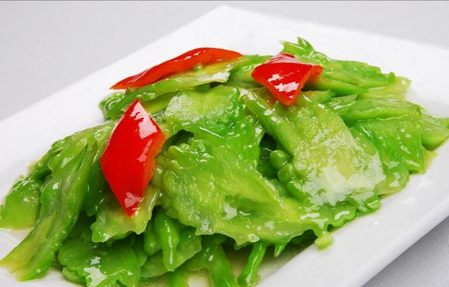 夏日里随手炒上一盘清炒苦瓜,清火又减脂,脆嫩入味,好吃又下饭