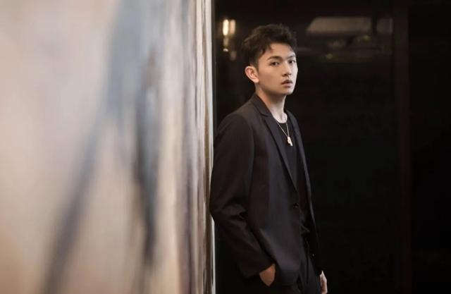 《我是唱作人》舞台的主播颜人中,到底凭什么|我是唱作人|主播|抖音