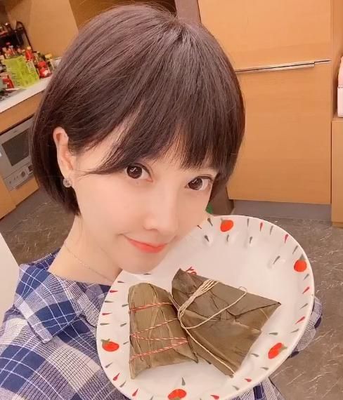 冯提莫首次尝试短发,满满的御姐风格,网友:恋爱了!