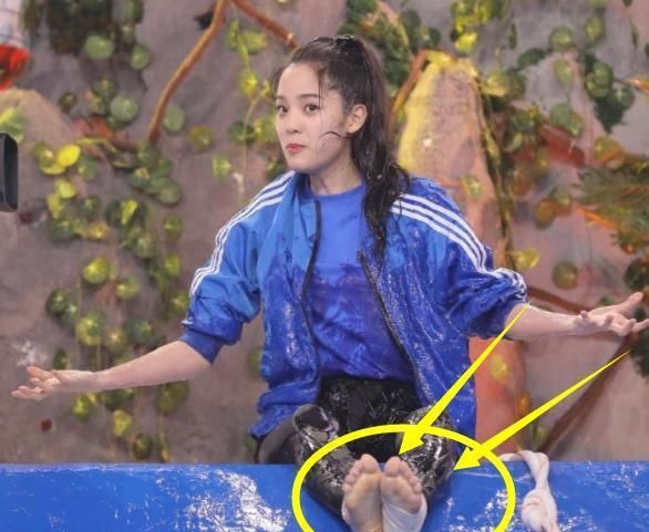欧阳娜娜脱鞋玩"水滑梯",看到她的白袜子,网友:没洗过吗?