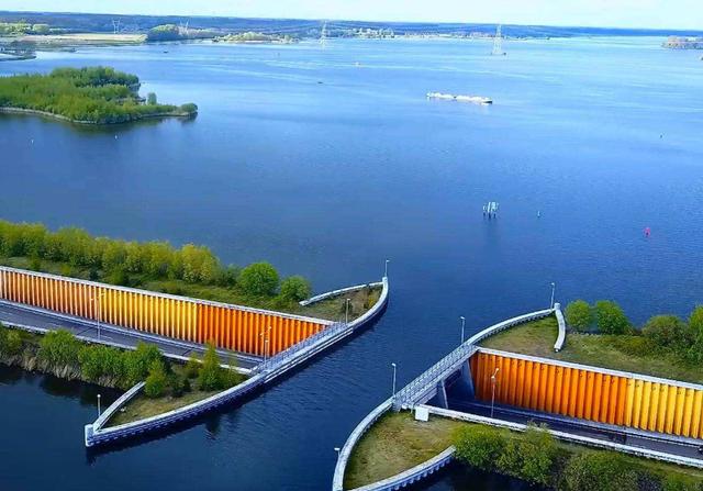 荷兰最独特的一条公路冲入河中的视觉感车辆从水下驶过