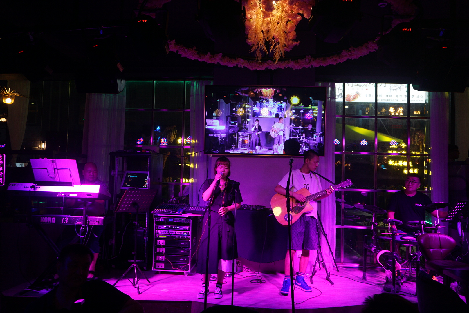 餐厅位于夜光汇美食城二楼,有个挺大的露天小广场,座位不少,还有舞台