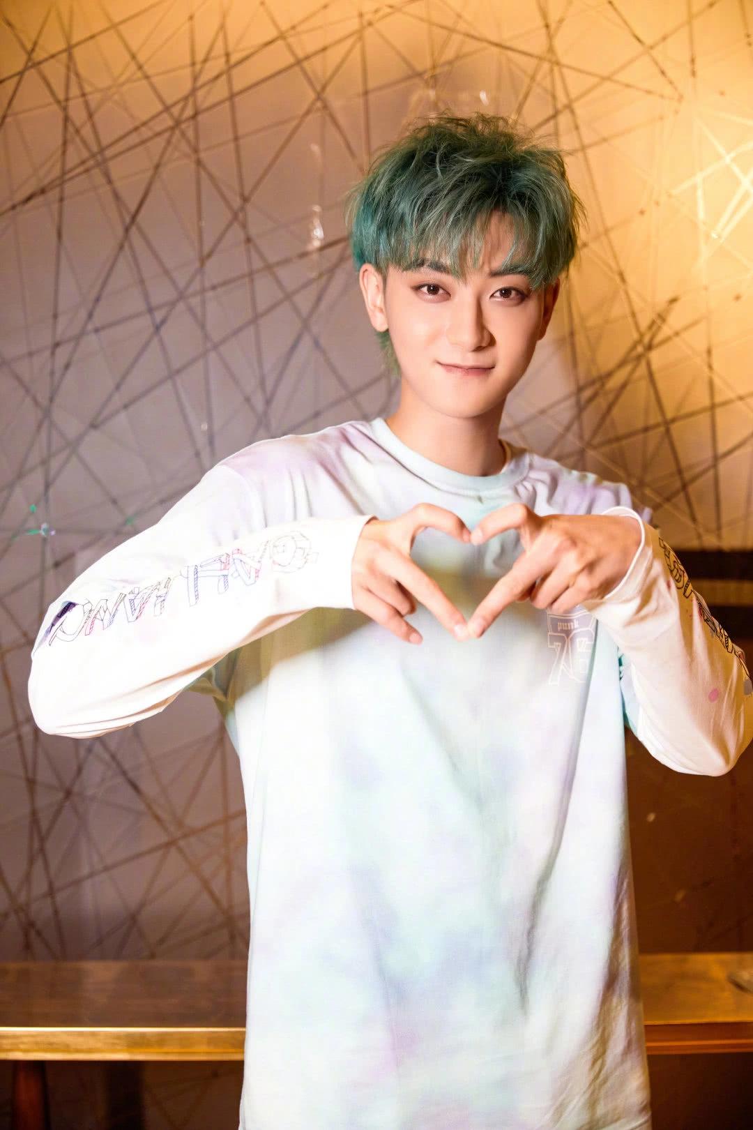 刘雨昕成众女星团宠,黄子韬薄荷绿造型成亮点,赵丽颖晒粽子呆萌