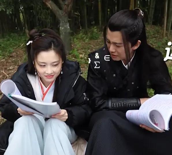 任嘉伦和张慧雯接吻男方嘴唇上的印记超明显女方耳朵都红透了