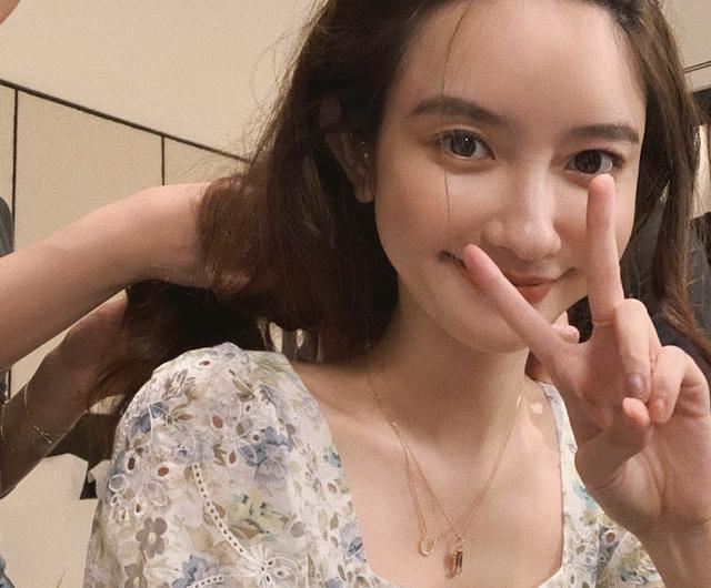 蒋凡舆论事件过后张大奕持续高强度工作被标榜为新时代女性