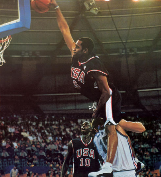 卡特已经成为了扣篮最强代言人,说到扣篮很多球迷第一时间就会到卡特