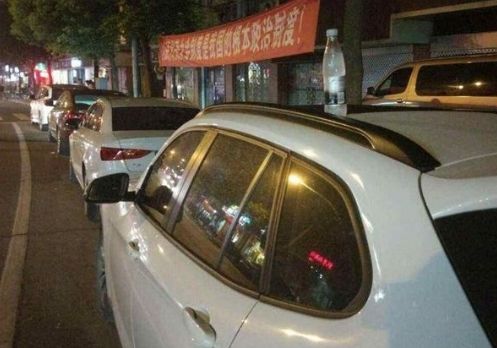 大学门口的超跑不放水了,直接改成二维码了,围观的美女还挺多