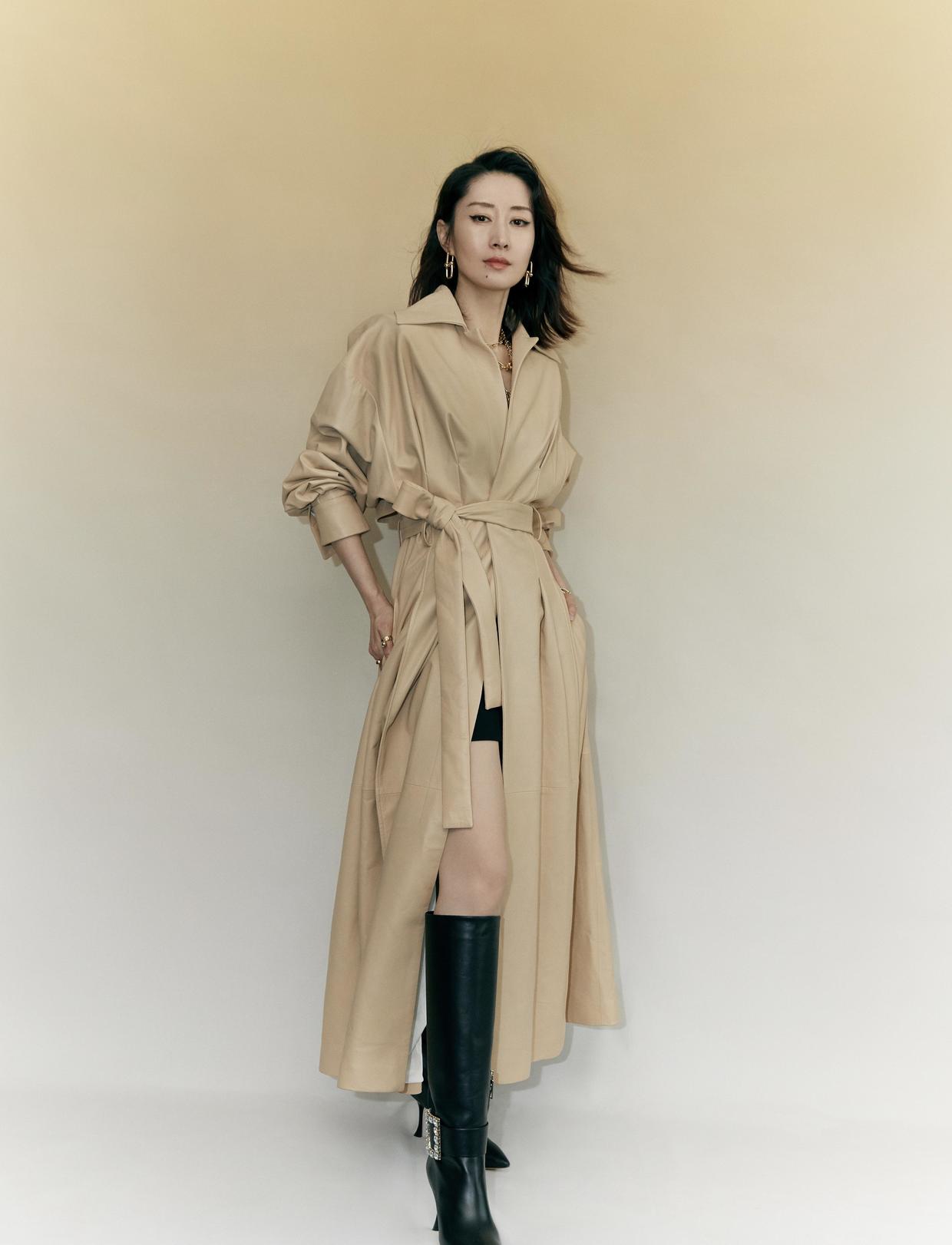 风衣到诶黑色长筒靴霸气十足,利落帅气好迷人