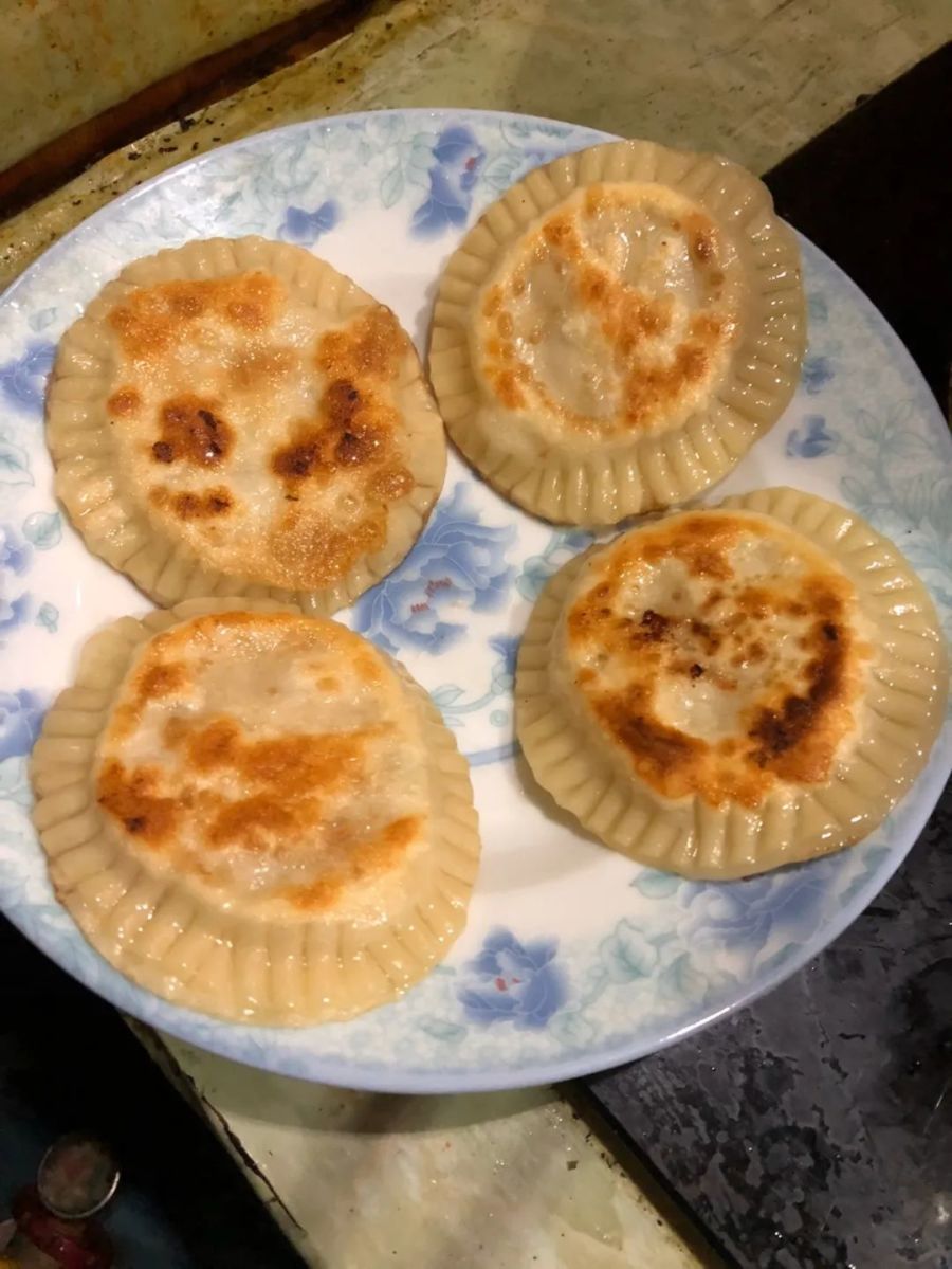 用饺子皮儿做的蔬菜饼,美味可口,还不用和面,也太好吃了吧!