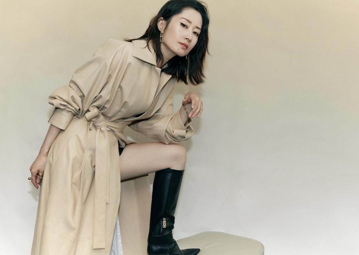 刘敏涛越老越潮!风衣到诶黑色长筒靴霸气十足,利落帅气好迷人