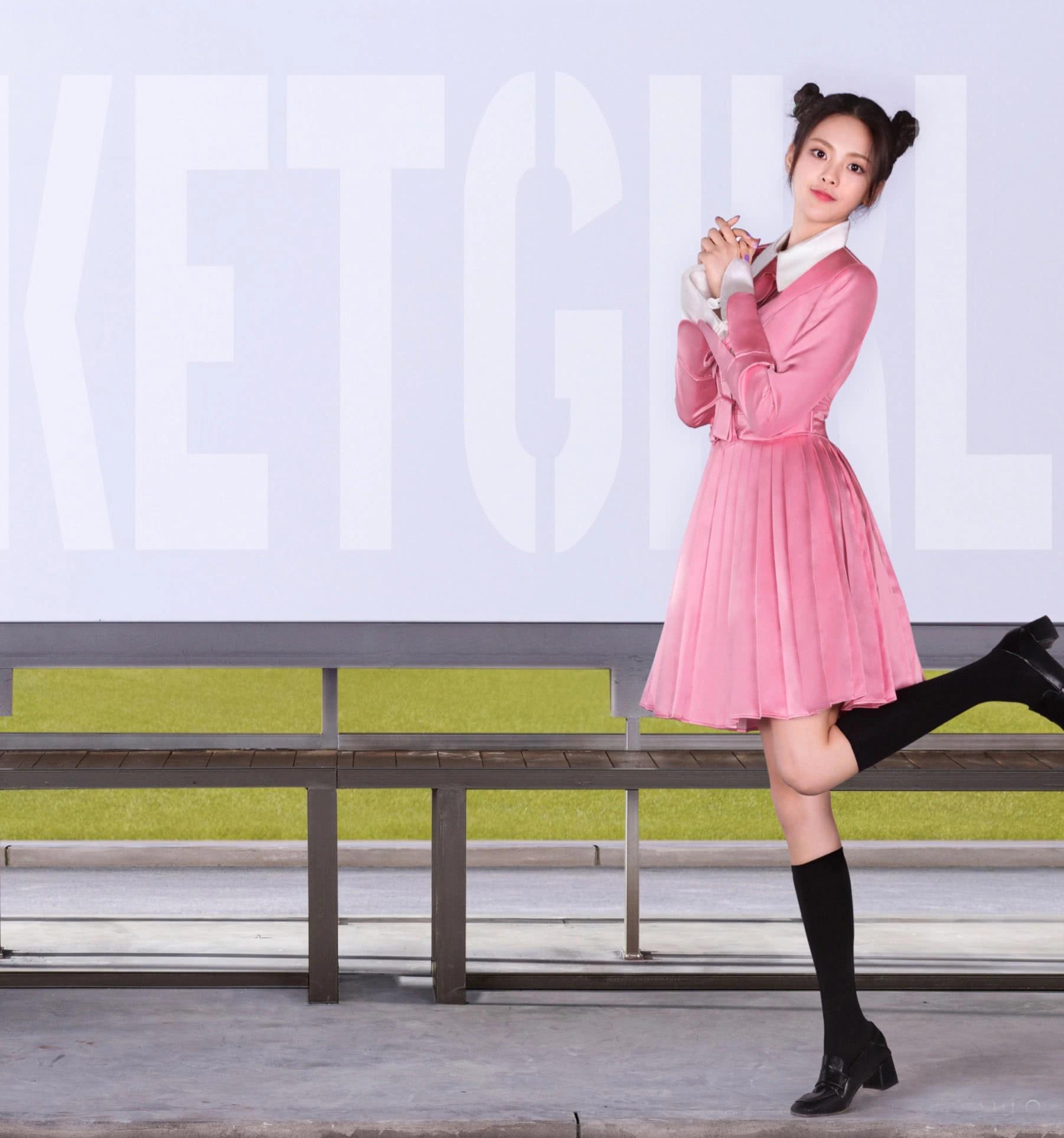 火箭少女解散前发单曲,穿粉色装配黑丝袜,一点不low还很娇俏