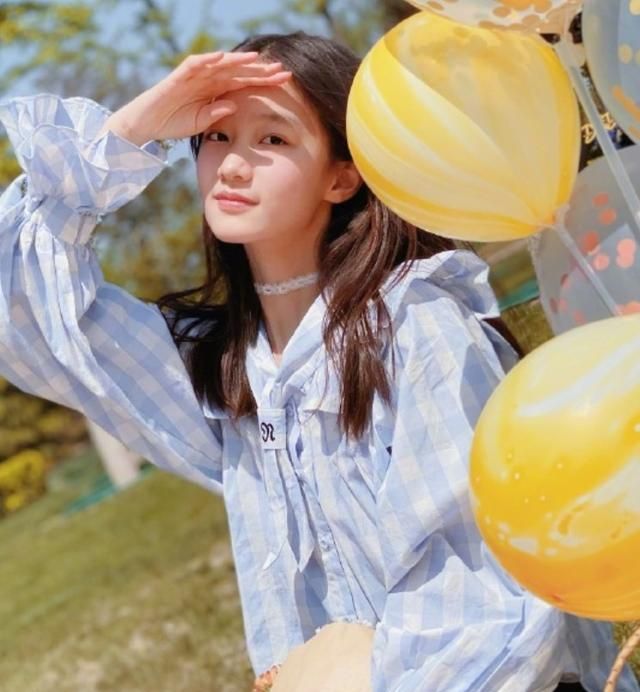 演赵薇的女儿的纪姿含长大了,初恋脸!小四月也越大越漂亮了