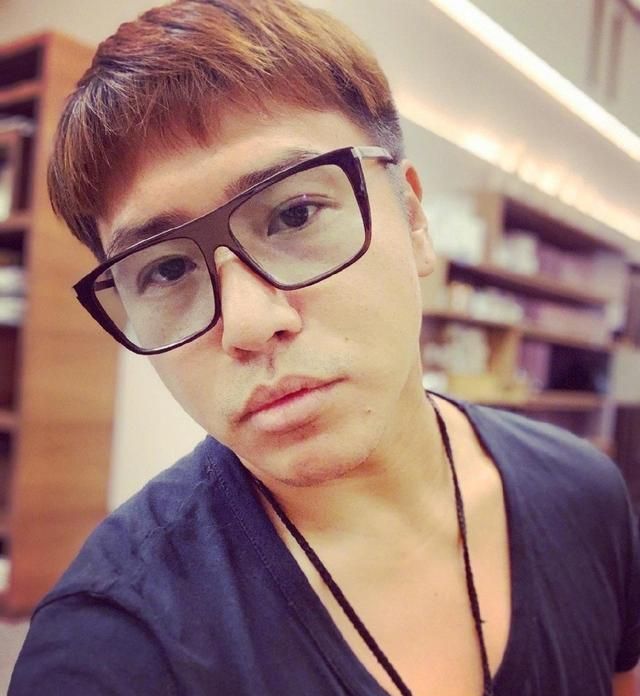 看到女儿的短发造型这么漂亮,欧弟也跑去把头发剪短了,结果自己把自己