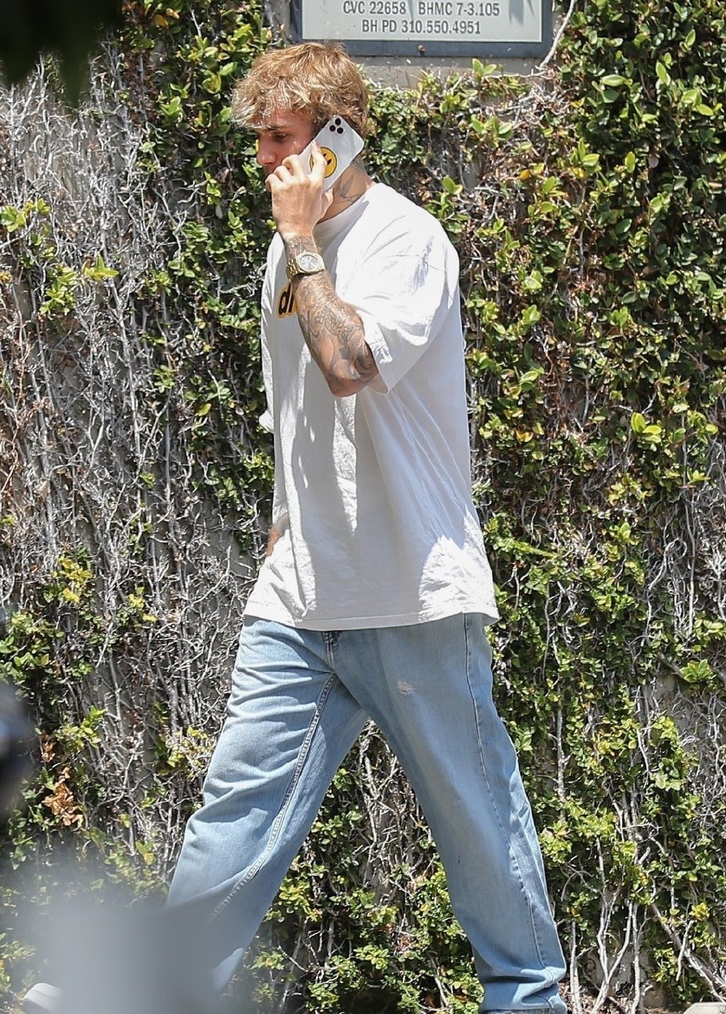 贾斯汀比伯路遇狗仔队身高175cm的帅哥被拍成了150的小矮子