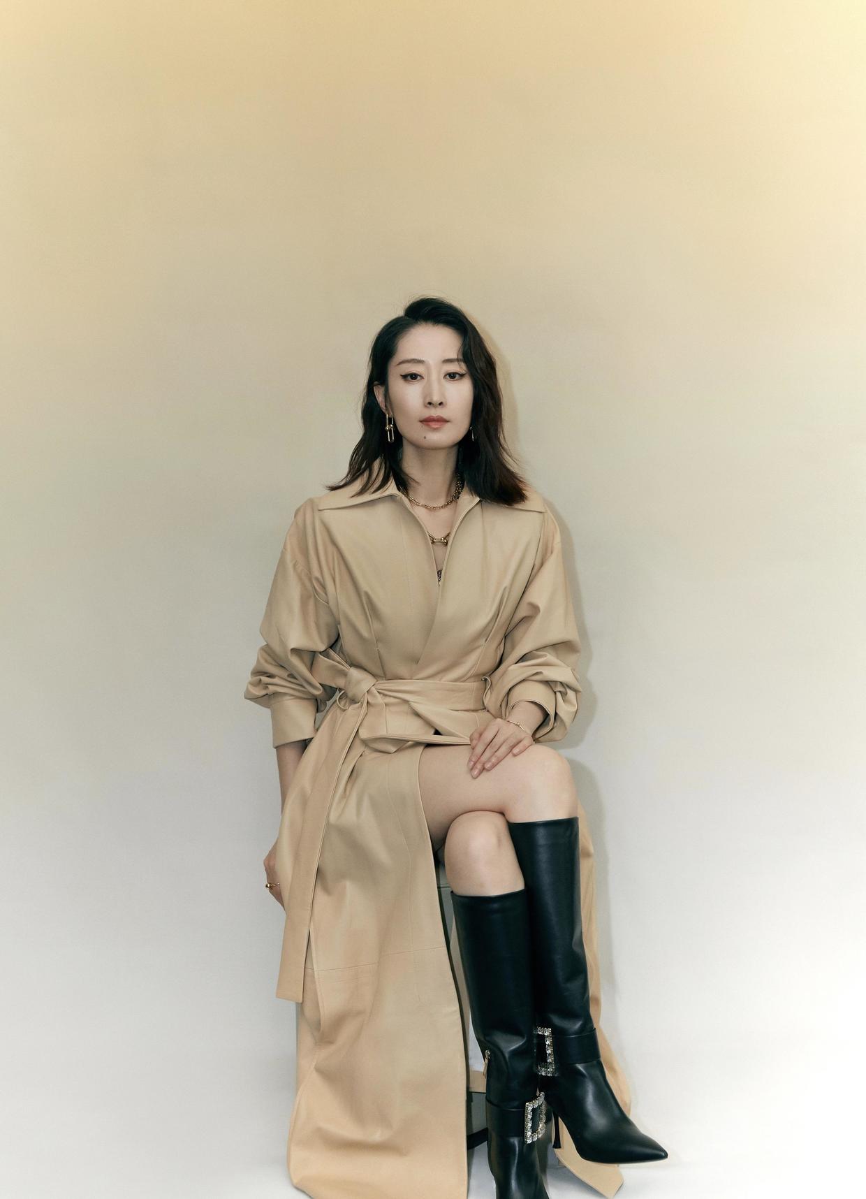 刘敏涛越老越潮!风衣到诶黑色长筒靴霸气十足,利落帅气好迷人