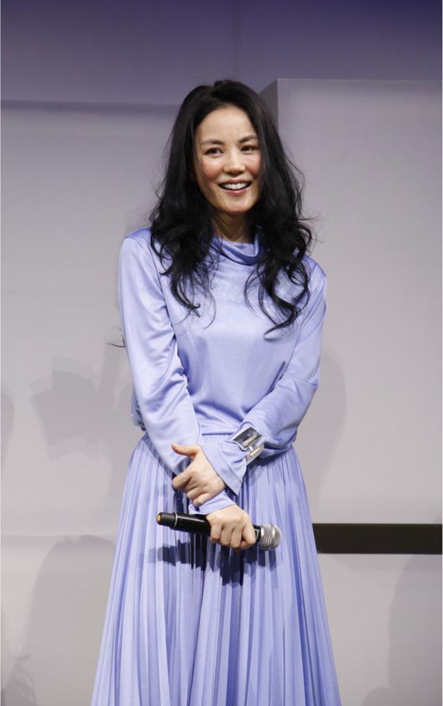 让整体搭配看起来不那么单调,都说王菲有一个被天使吻过的嗓子,但是