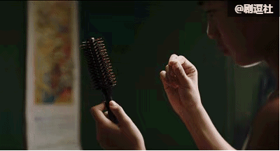 拿出首饰包放到衣柜里的大衣口袋里,又怕不够安全,取下一根头发夹在