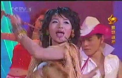 即使作为乐坛新秀又能够登上春晚舞台,一定有她的实力和过人之处.