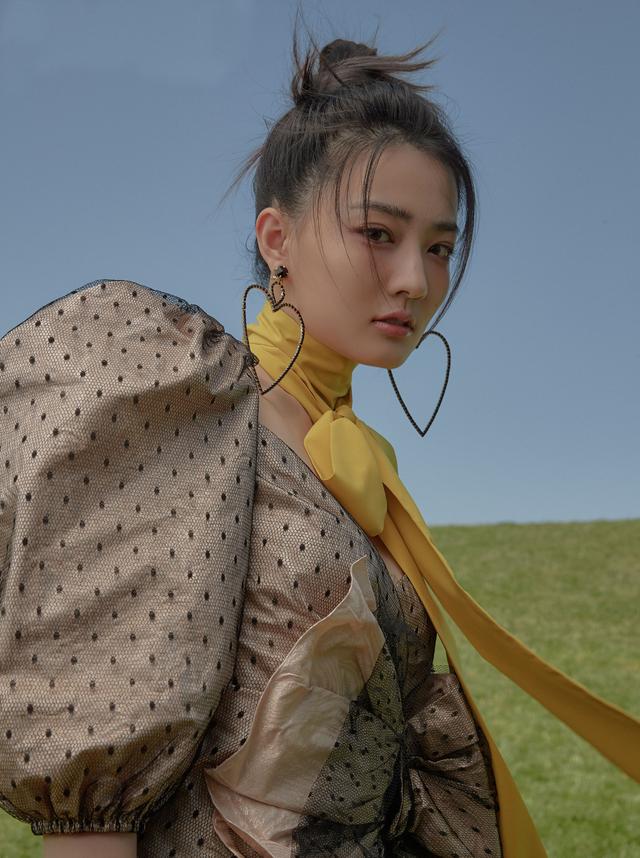 看了徐璐才知道什么叫少女感,紫色轻纱裙配双麻花辫,娇俏迷人