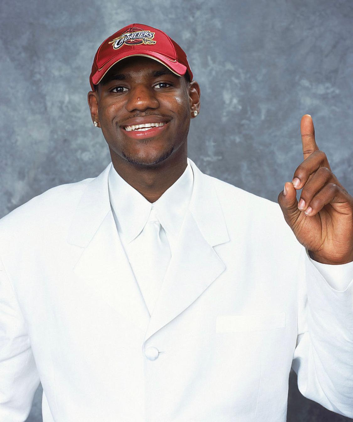 2003年的今天,詹姆斯正式通过选秀,踏入联盟!