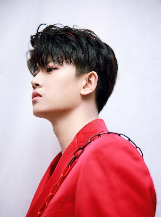 任嘉伦梳心形刘海身穿红色西装,竟然搭配了一条铁链