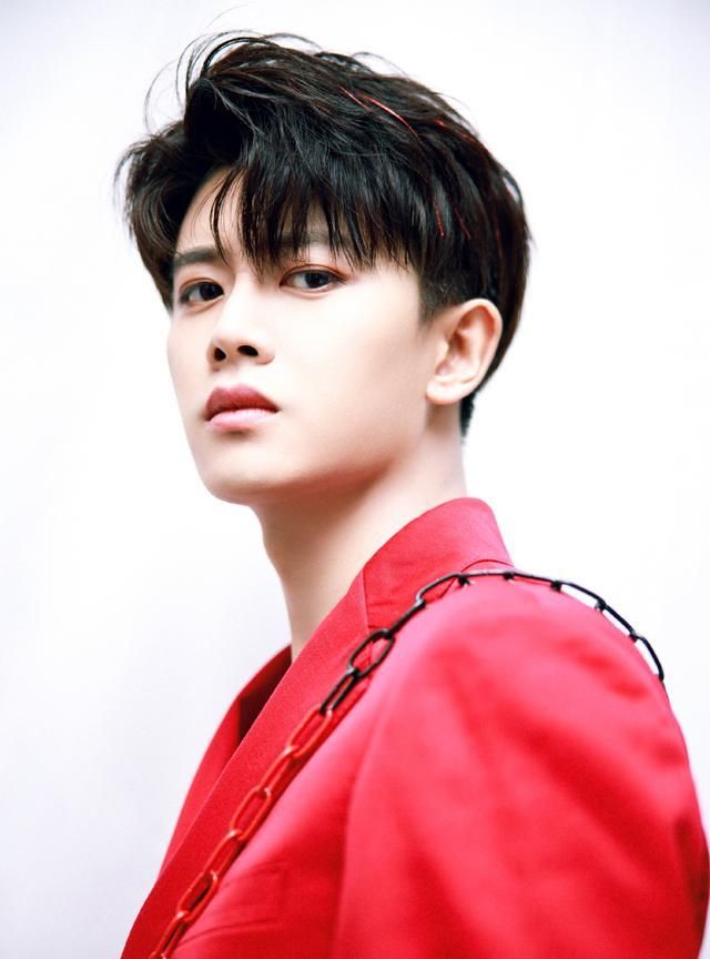 任嘉伦梳心形刘海身穿红色西装,竟然搭配了一条铁链