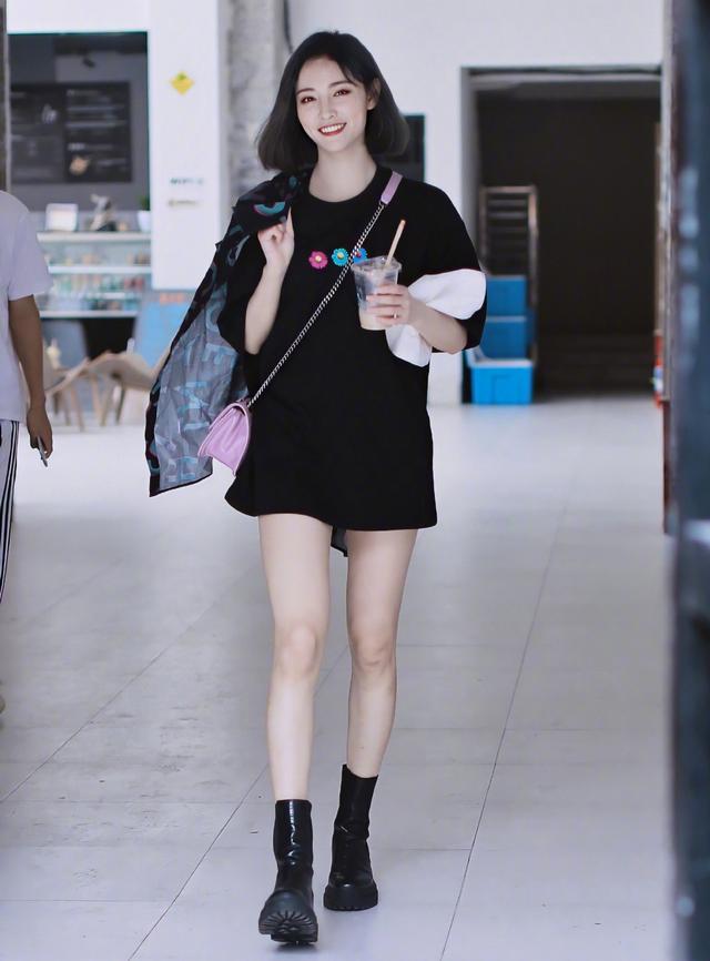 许佳琪这是标准女团身材,穿黑t玩下衣失踪,双腿白皙像涂了粉