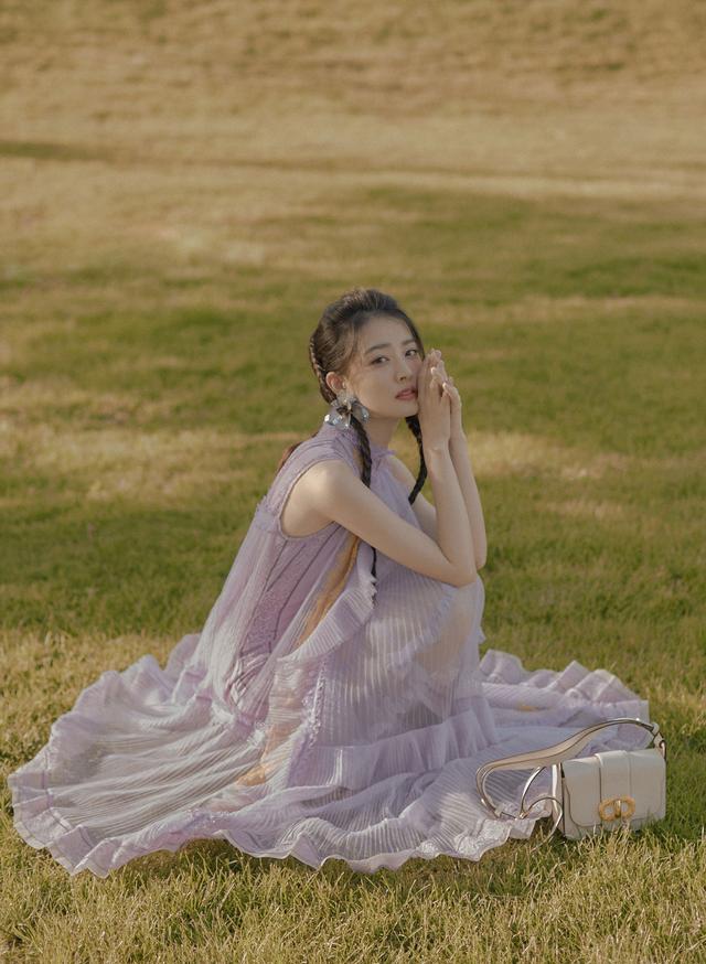看了徐璐才知道什么叫少女感,紫色轻纱裙配双麻花辫,娇俏迷人