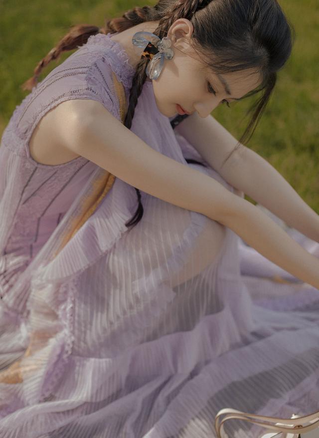 看了徐璐才知道什么叫少女感,紫色轻纱裙配双麻花辫,娇俏迷人