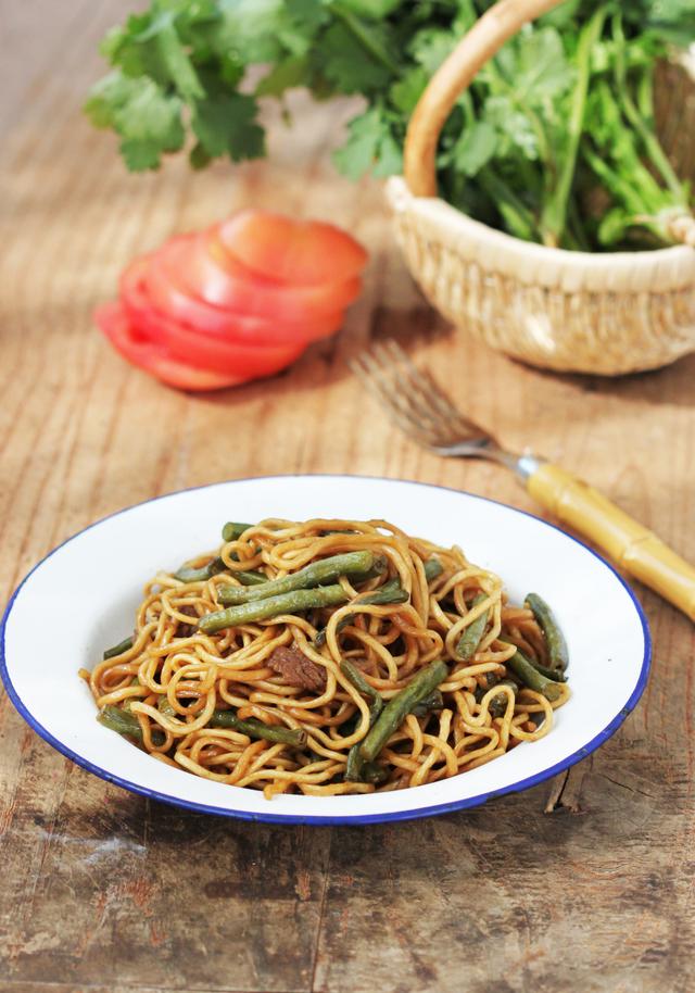食谱:山东炒面材料:长豆角400克,猪肉丝150克,鲜面条200克.