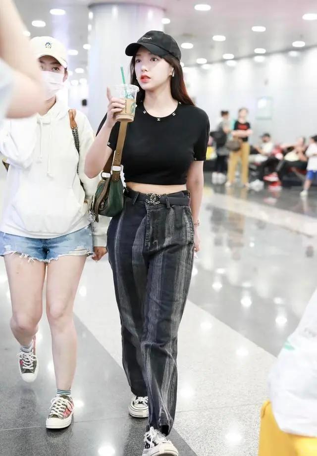 程潇不愧是女团出身穿炫腹装小腹没赘肉身材曲线真迷人