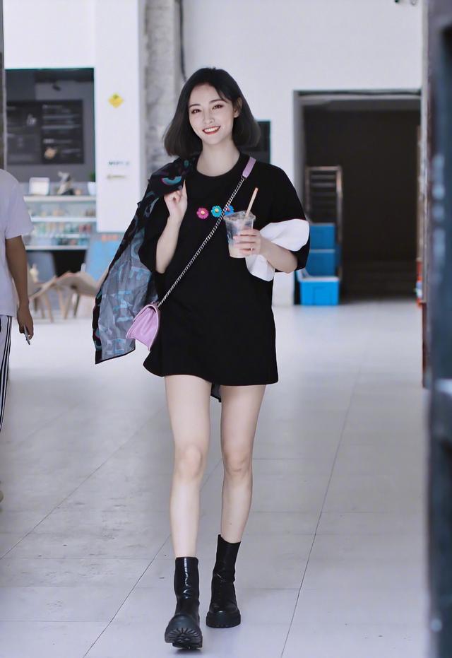 许佳琪黑色t恤刚过臀部,配短靴大玩下衣失踪,网友:腿精无疑了