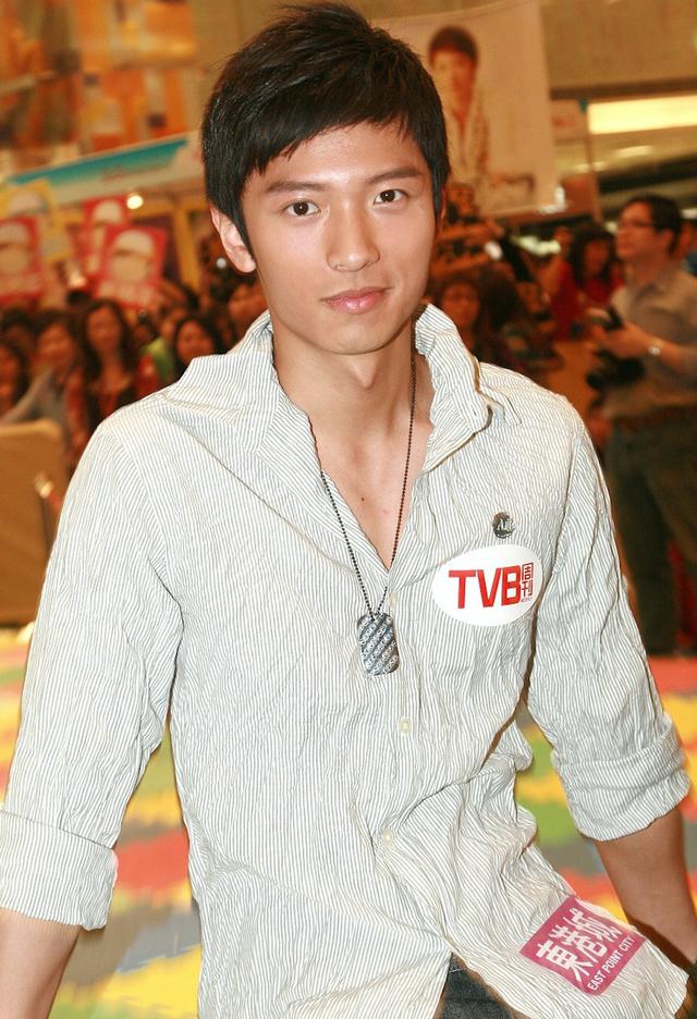 2005年高钧贤以香港先生冠军的身份正式与tvb签约,成为力捧新人.