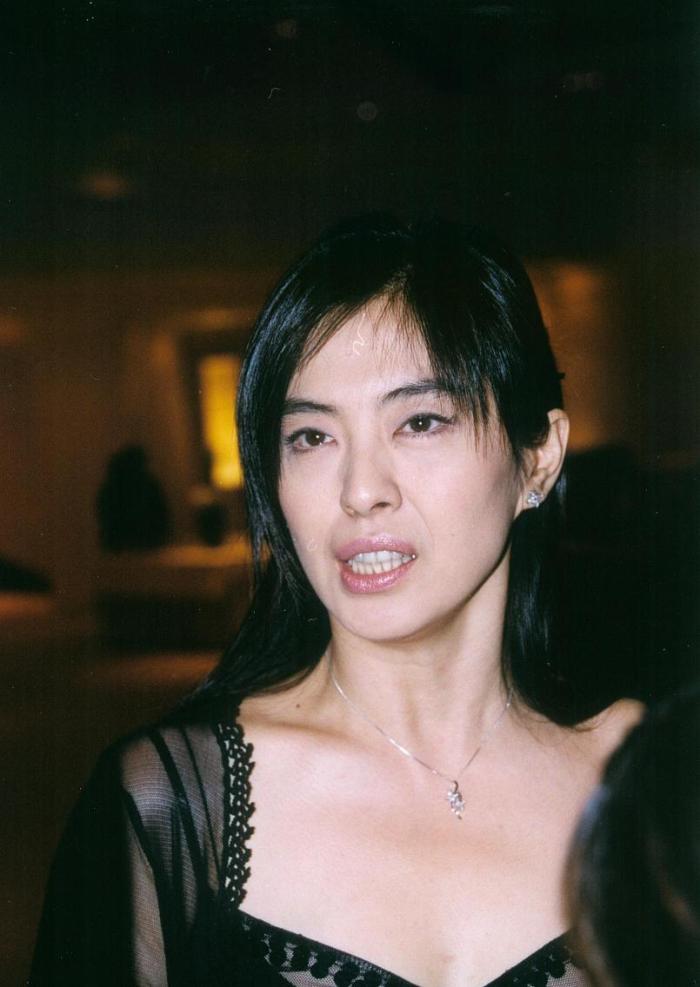 一代女神王祖贤端午假期晒素颜今朝,当初惊艳了岁月,如今仍旧美