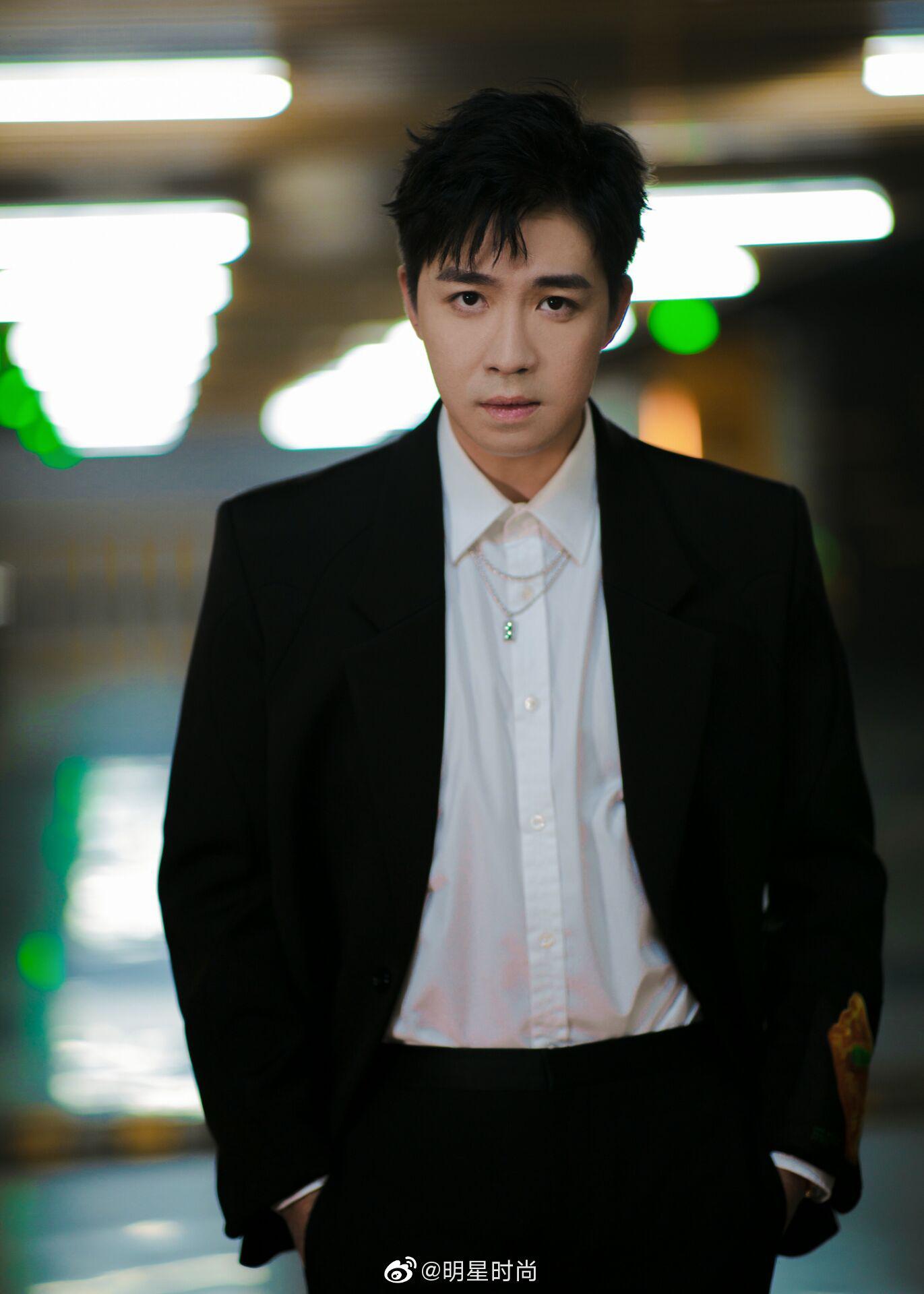 俞灏明这组地下车库的片子,在空旷的停车场,眼神杀和强气场